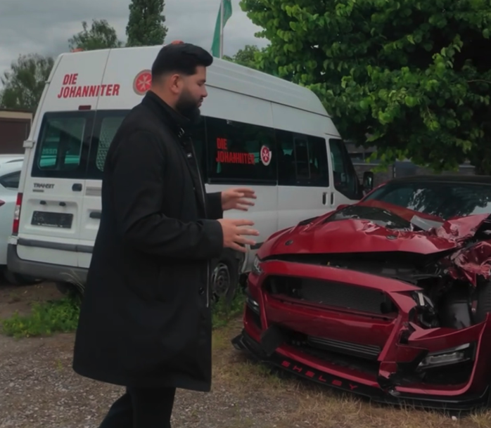 Gutachter begutachtet Unfallschaden an einem Sportwagen – professionelle Schadensbewertung
